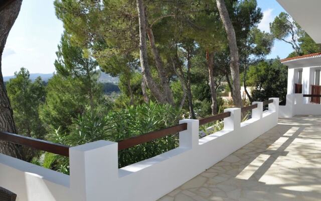 Stunning, Spacious Villa Within Walking Distance of the Charming Village of San Carlos