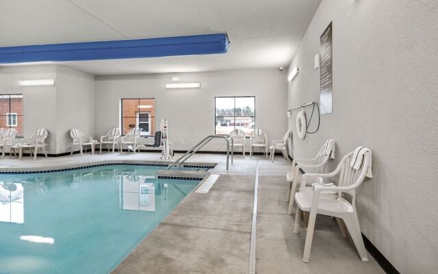 Cobblestone Hotel & Suites - Central Wisconsin Airport