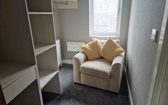 Luxury Lodge - Sleeps 4, hot tub & Parking