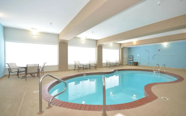 Holiday Inn Express & Suites Farmington by IHG