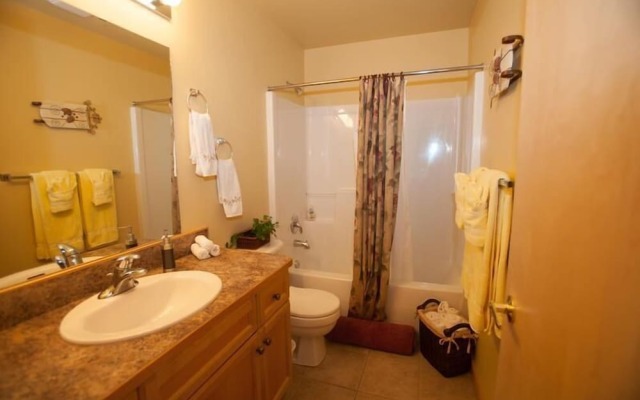 Creekview Court by Apex Accommodations