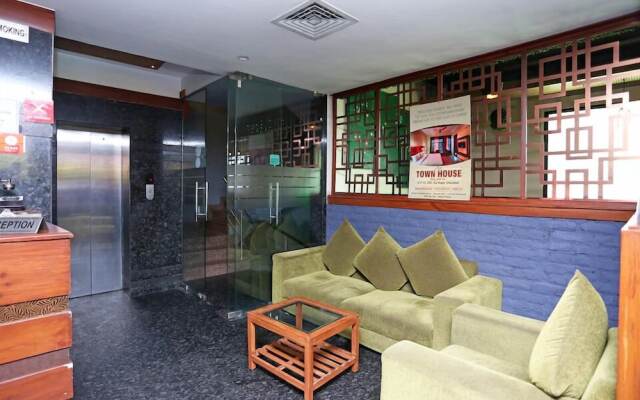 OYO 13602 Hotel The Town House