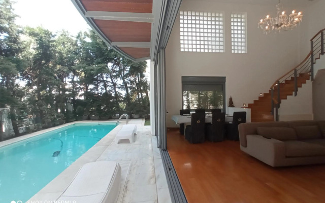 Ultra-Modern Living, Luxe 4BR with Private Outdoor Pool
