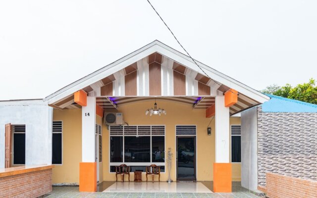 RedDoorz Plus near Universitas Methodist Medan
