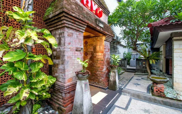 Super OYO Townhouse Oak Maxi Hotel Legian