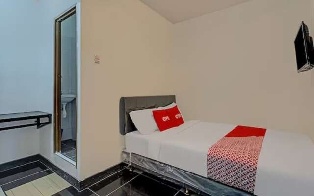 Sukomanunggal Inn by OYO Rooms