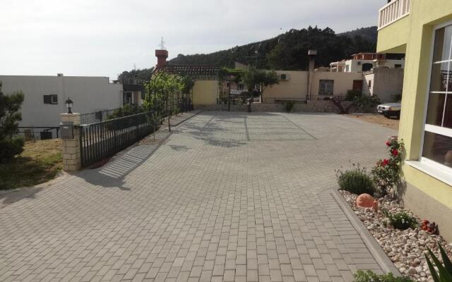 Apartments with a parking space Makarska - 19009