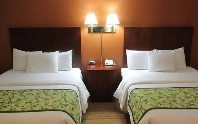 Red Carpet Inn & Suites
