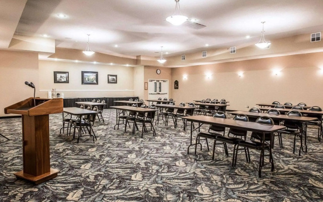 Quality Inn & Suites Dixon near I-88