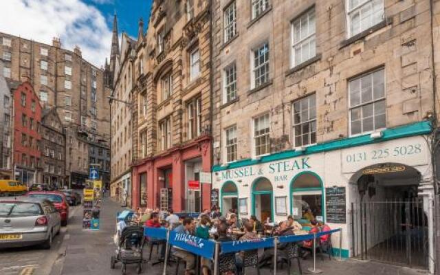 The Edmonstone's Close Residence