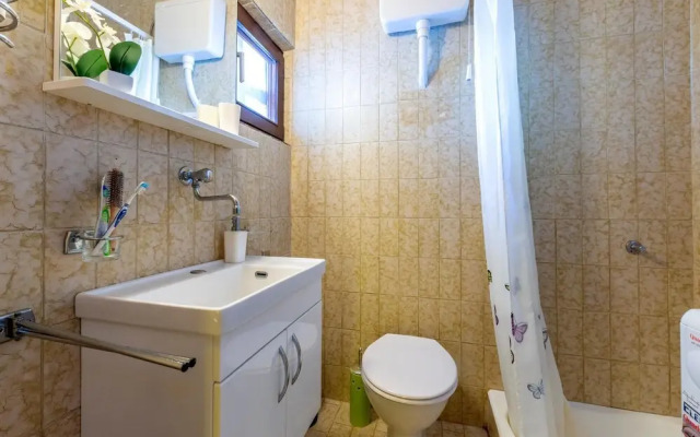 Stunning Home in Lokva Rogoznica With 4 Bedrooms and Wifi