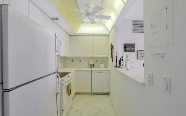 Modern 11th Floor Beachfront Condo With Views/pool