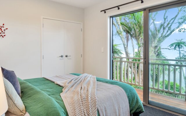 Spectacular Hilltop Retreat near Piha