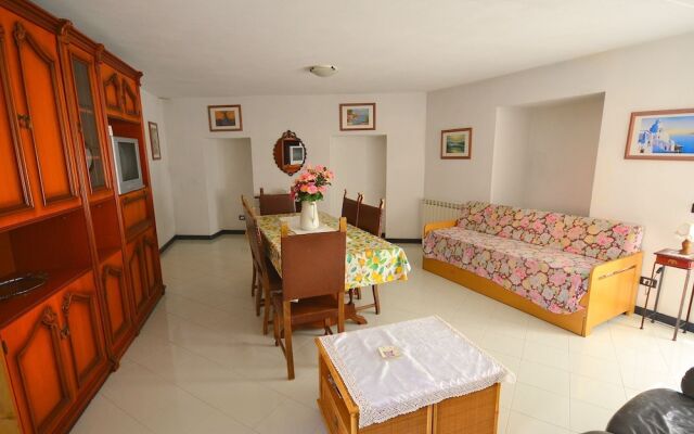 20 km from the 5 Terre, in a small town, 3-room apartment, terrace with view