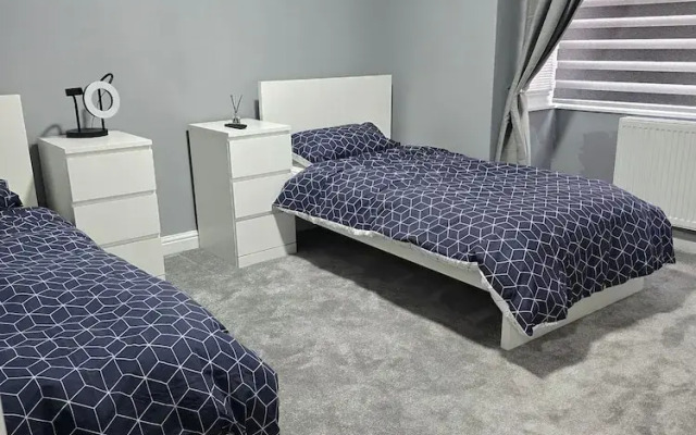 Manchester - House - Sleeps 6 - Parking - Garden