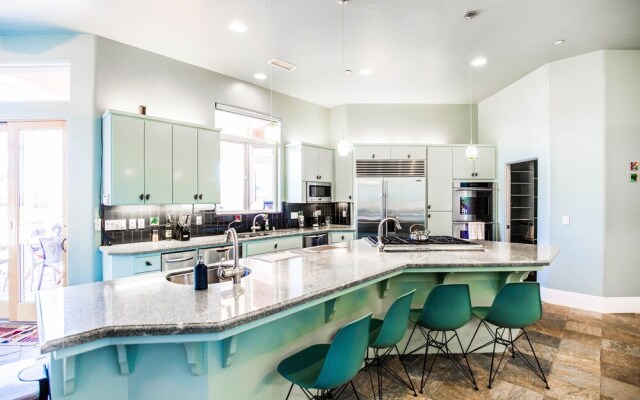 The Mermaid by AvantStay | Prvt Estate w/Swim-Up Bar, Volleyball Crt | Sleeps 14