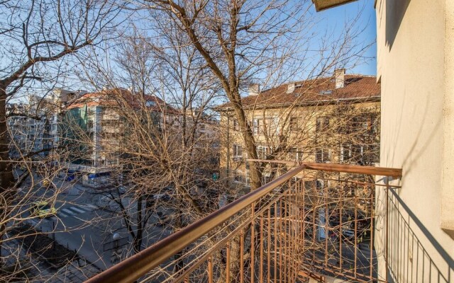 FM Economy 2-BDR Apartment - Next to Serdika Center