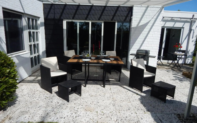 Wunderschoenes-freihstehendes-Ferienhaus-an-der-See-Sauna-Strand-Yachthafen-WLAN