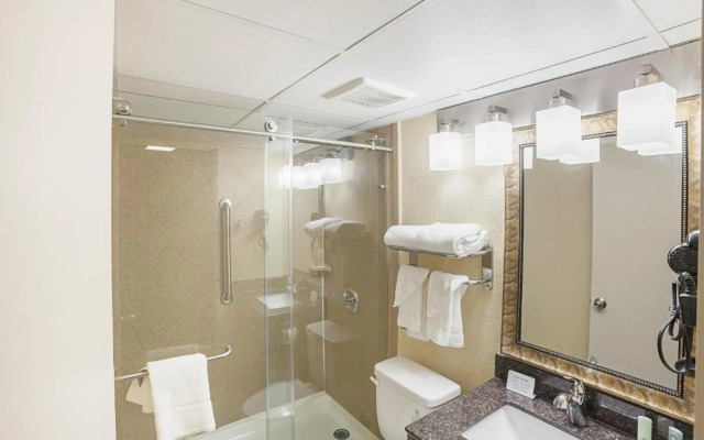 Quality Inn & Suites Cincinnati Downtown