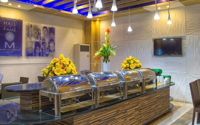 Hotel DreamWorld North EDSA