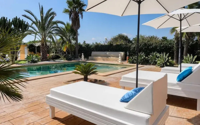 Modern Villa With Pool Near Town