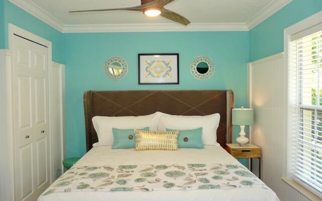 Private Home and Guesthouse With Courtyard, Pool and spa