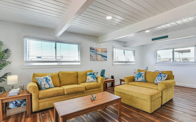 Pet-friendly Galveston Home: Walk to Beaches!