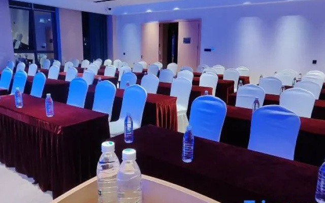Gree Hotel (Hezhou Lingfeng SquareFar East Financial Center) – People – Hezhou