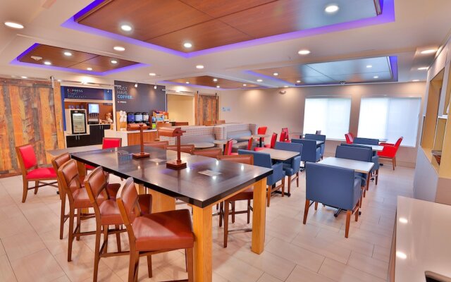 Holiday Inn Express & Suites Dickson by IHG