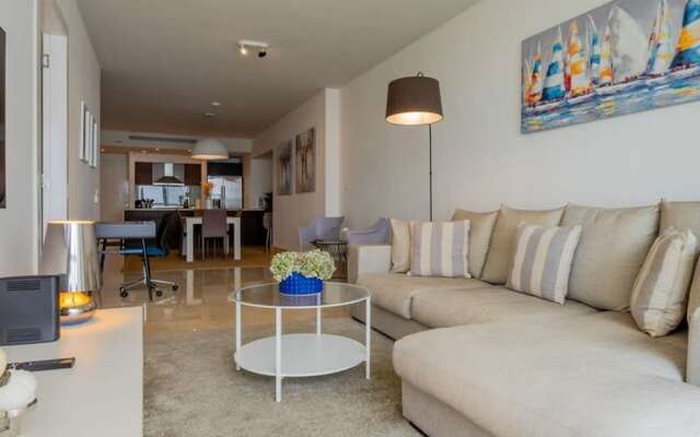 w Amazing 1BR With Balcony in YOO