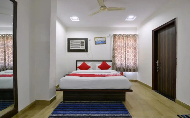 OYO 13903 Hotel Trivana