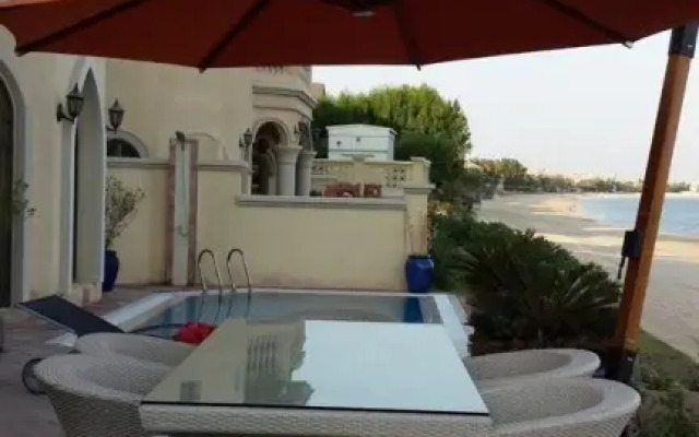 The Palm Jumeirah Villas - Frond E by Kennedy Towers