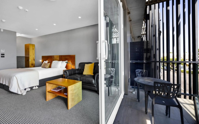 King and Queen Hotel Suites