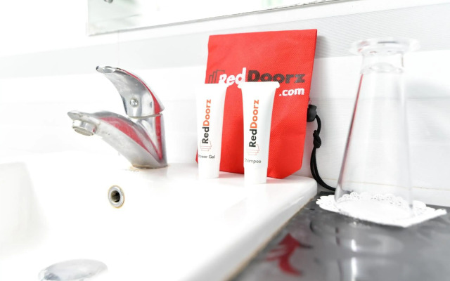 RedDoorz Plus near Mall Bali Galeria 2