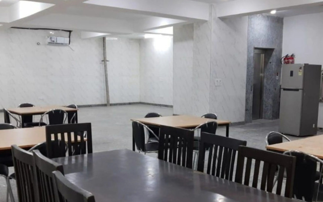 Abuzz Oxfordcaps Roopnagar - Campus Accommodation