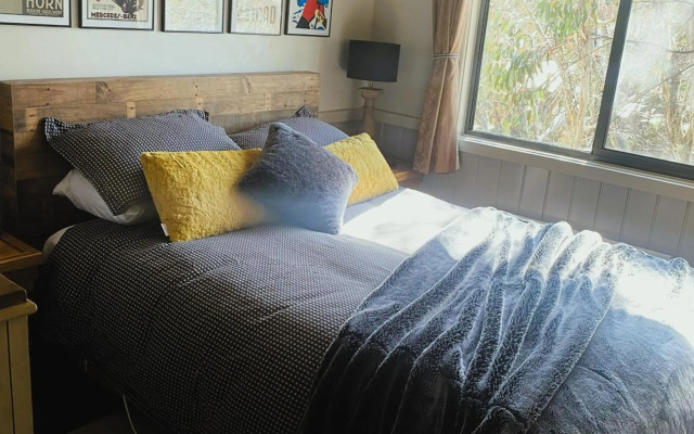 Mountain Retreat Suitable for 2 Families, Sleeps 8 – Guest Rooms – Mount Buller