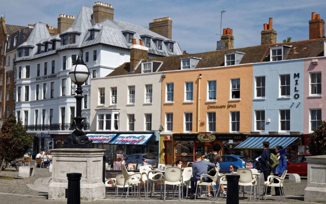 The Crescent Victoria Hotel