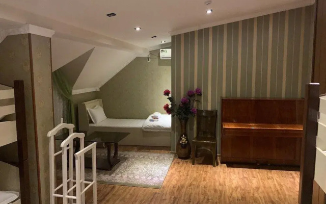 Eleon Hotel - Hostel