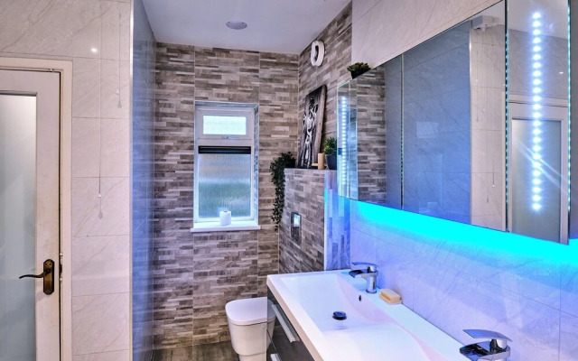 Charming Cardiff Home With Private Parking & Modern Amenities