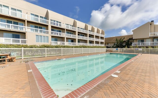 Brigantine Condo w/ Beach Access & Pool Views