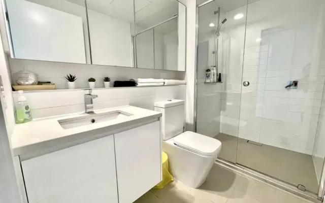 1 Bedroom Modern Apartment Near Crown and CBD