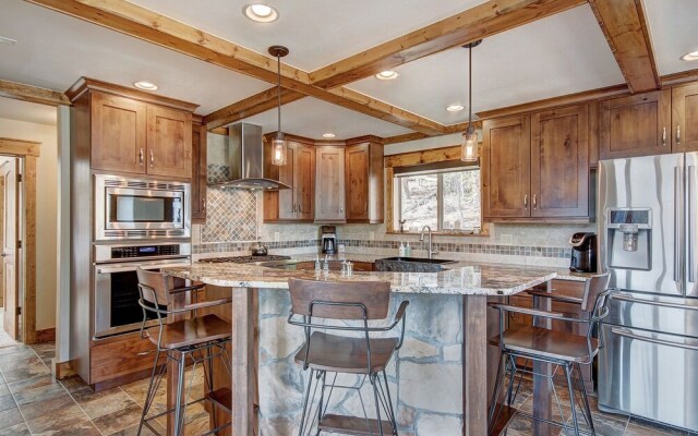 Mountain View Lodge 4 Bedroom Home by RedAwning