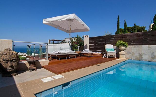 Private Pool & Sea View Residence