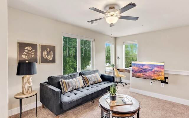 Contemporary Studio – Sunny, Stylish and Spacious