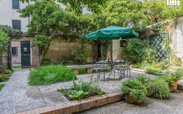 Ca' Carmini with Private Garden