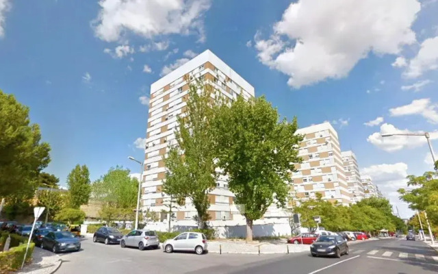 Lisbon Sky View 3BR Home + Near Airport + Free Parking