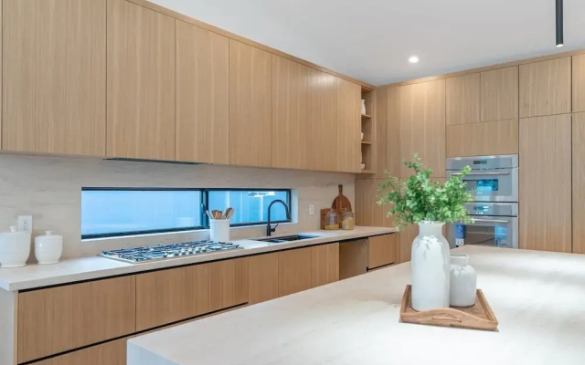 Noble Modern - Urban Sanctuary in Sherman Oaks With Poolside and Patio