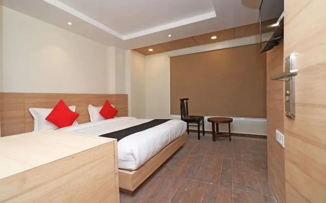 Capital O 30624 Hotel Triton