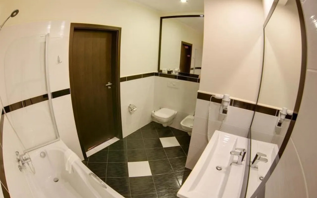 BEST WESTERN PLUS Business Faltom Hotel