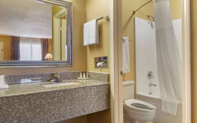 Quality Inn Russellville I-40